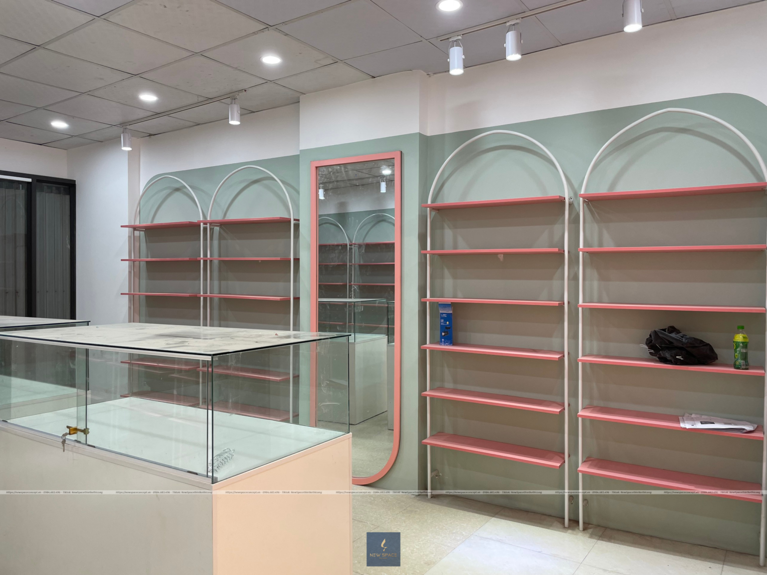 thi-cong-shop-my-pham-khong-gian-nho 2