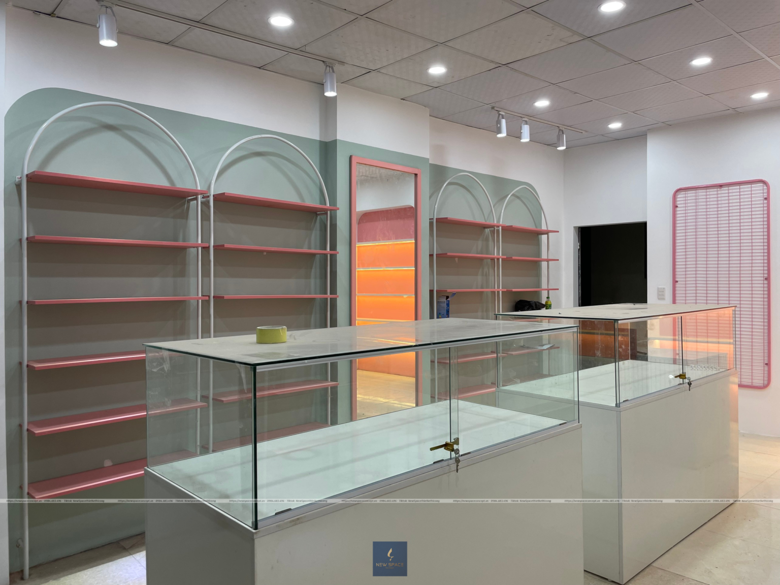 thi-cong-shop-my-pham-khong-gian-nho3