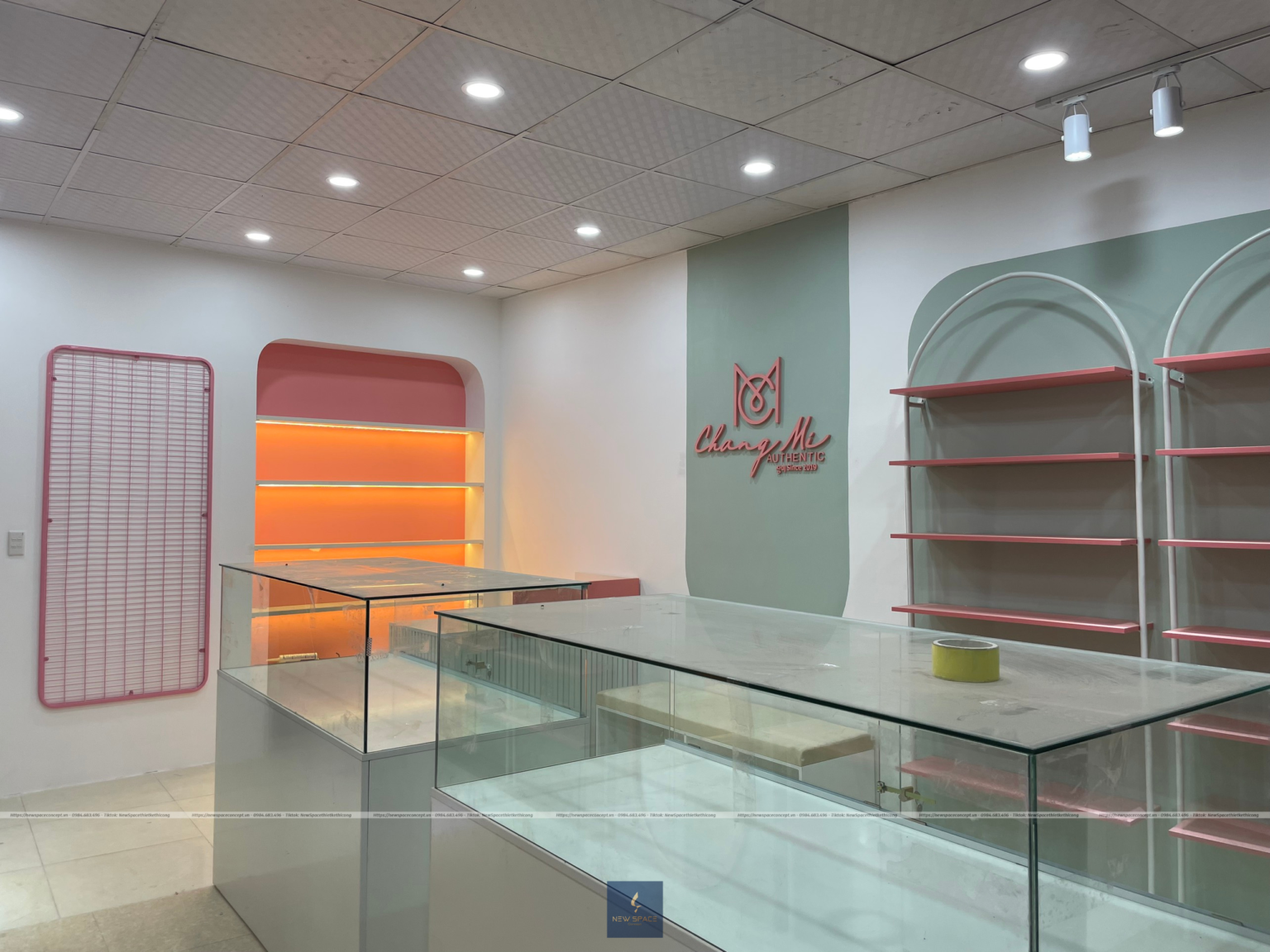 thi-cong-shop-my-pham-khong-gian-nho4