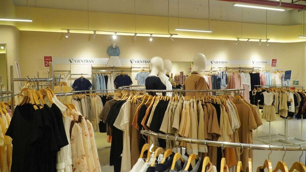 Những mẫu thiết kế cửa hàng quần áo Hà Nội vừa đẹp, vừa tiết kiệm chi phí 2 Lợi ích của việc thiết kế cửa hàng quần áo thời trang