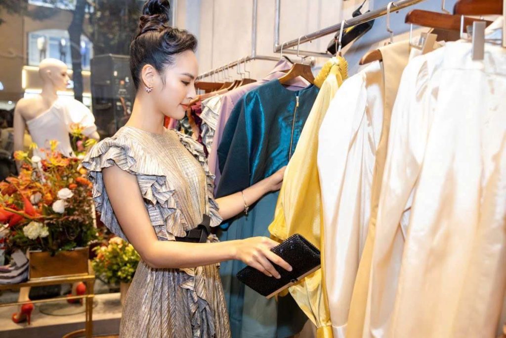 Những mẫu thiết kế cửa hàng quần áo Hà Nội vừa đẹp, vừa tiết kiệm chi phí 3 Kinh nghiệm thiết kế cửa hàng quần áo cực hút khách